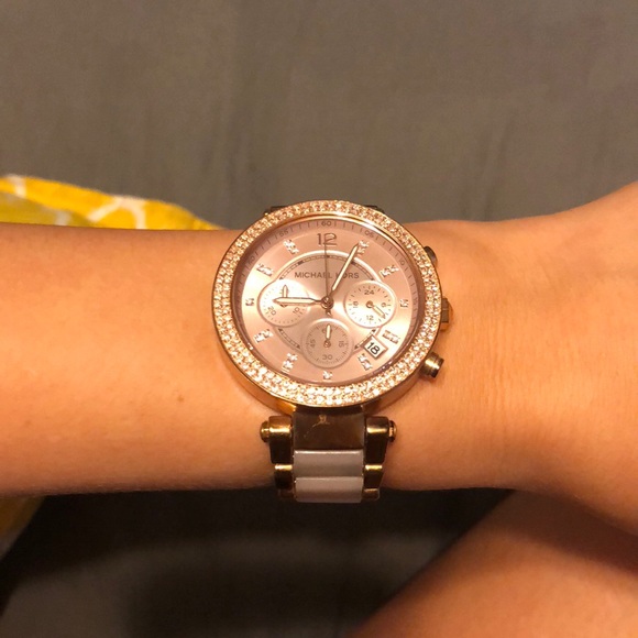 Micheal Kors Rose Gold Watch - Picture 3 of 3